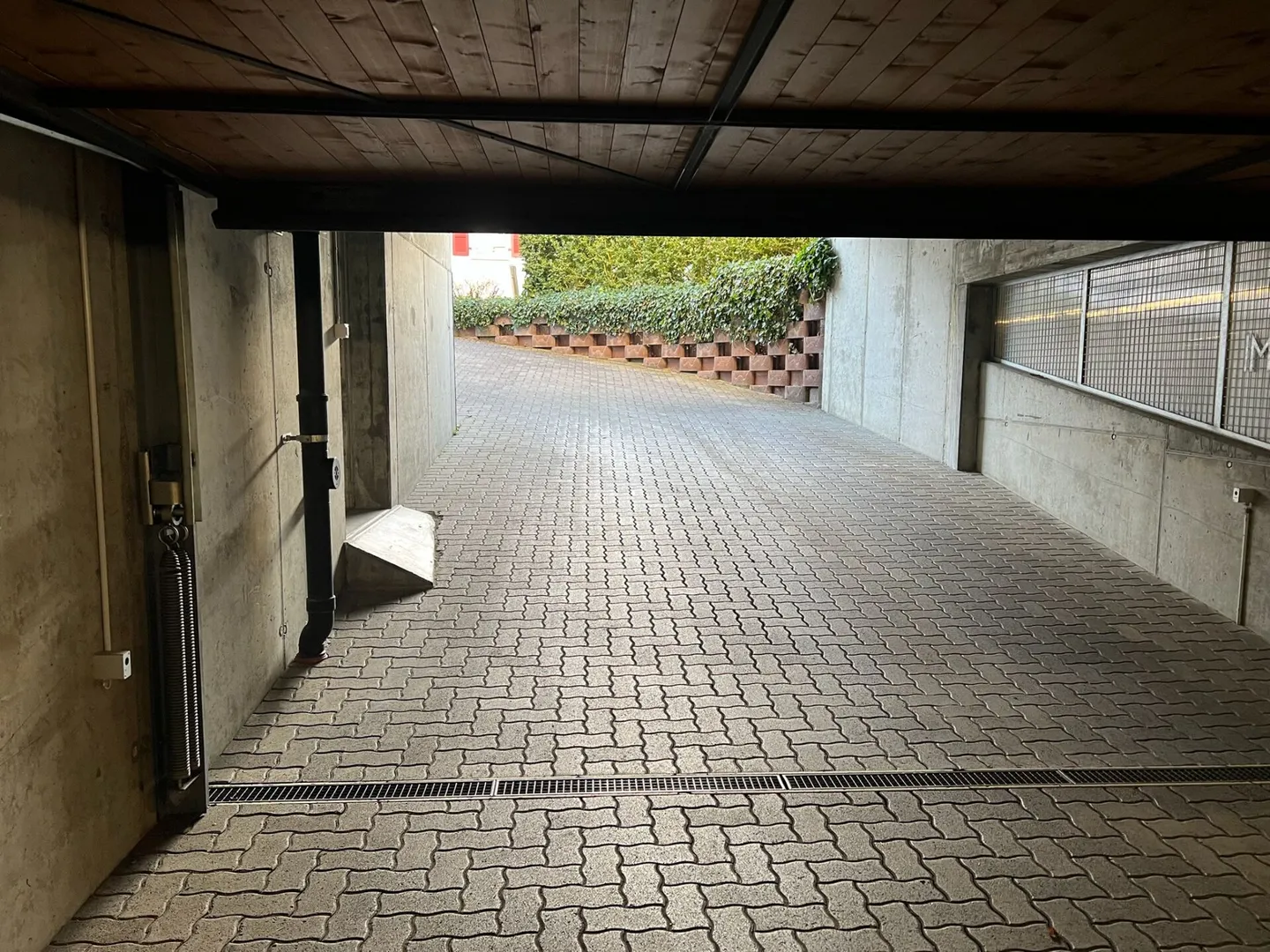 Posti auto e parcheggio esterno - Foto 2 di 11