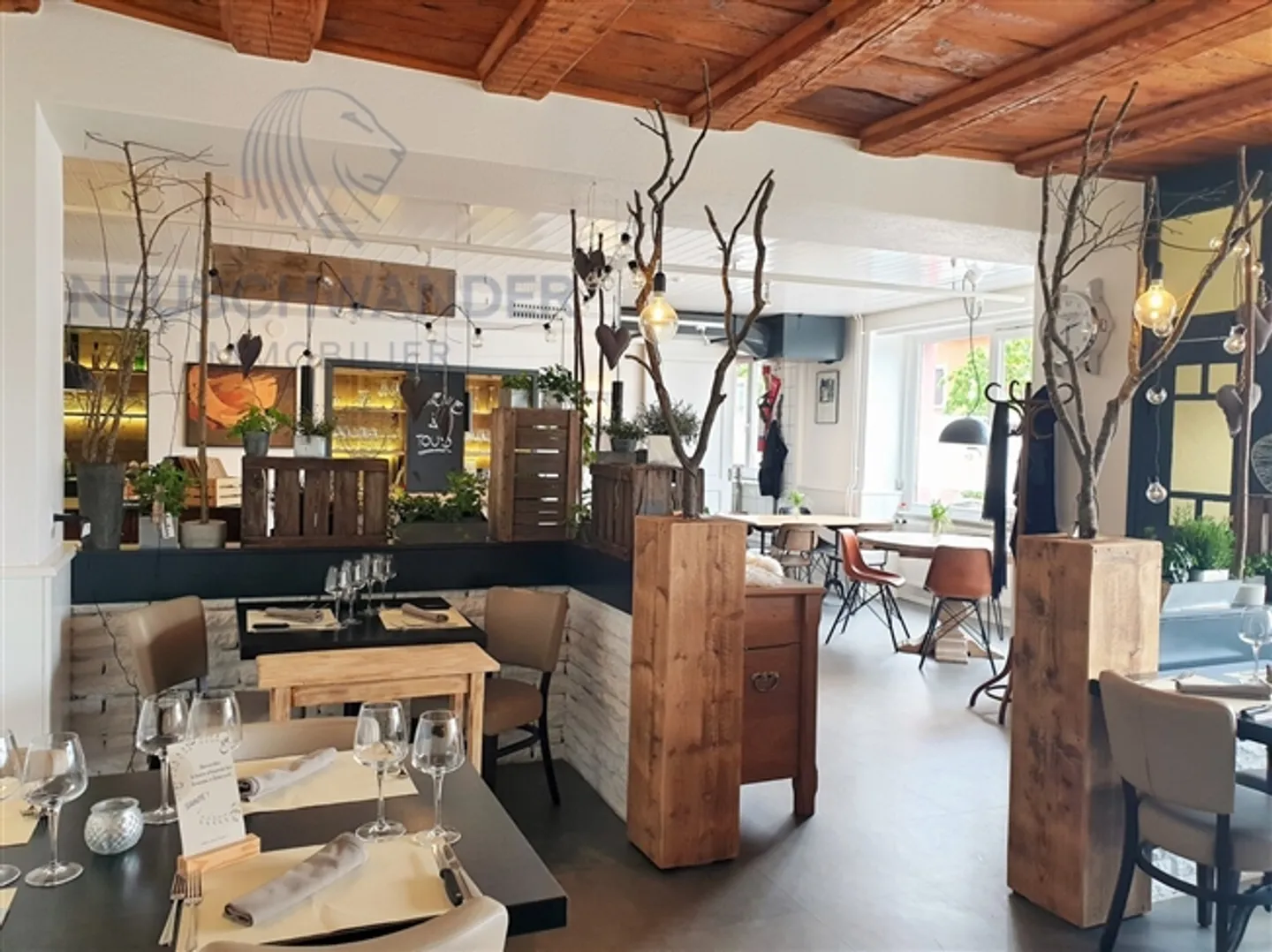 Avec 20 places de parking, bâtiment renommé entièrement loué - Photo 9 sur 13