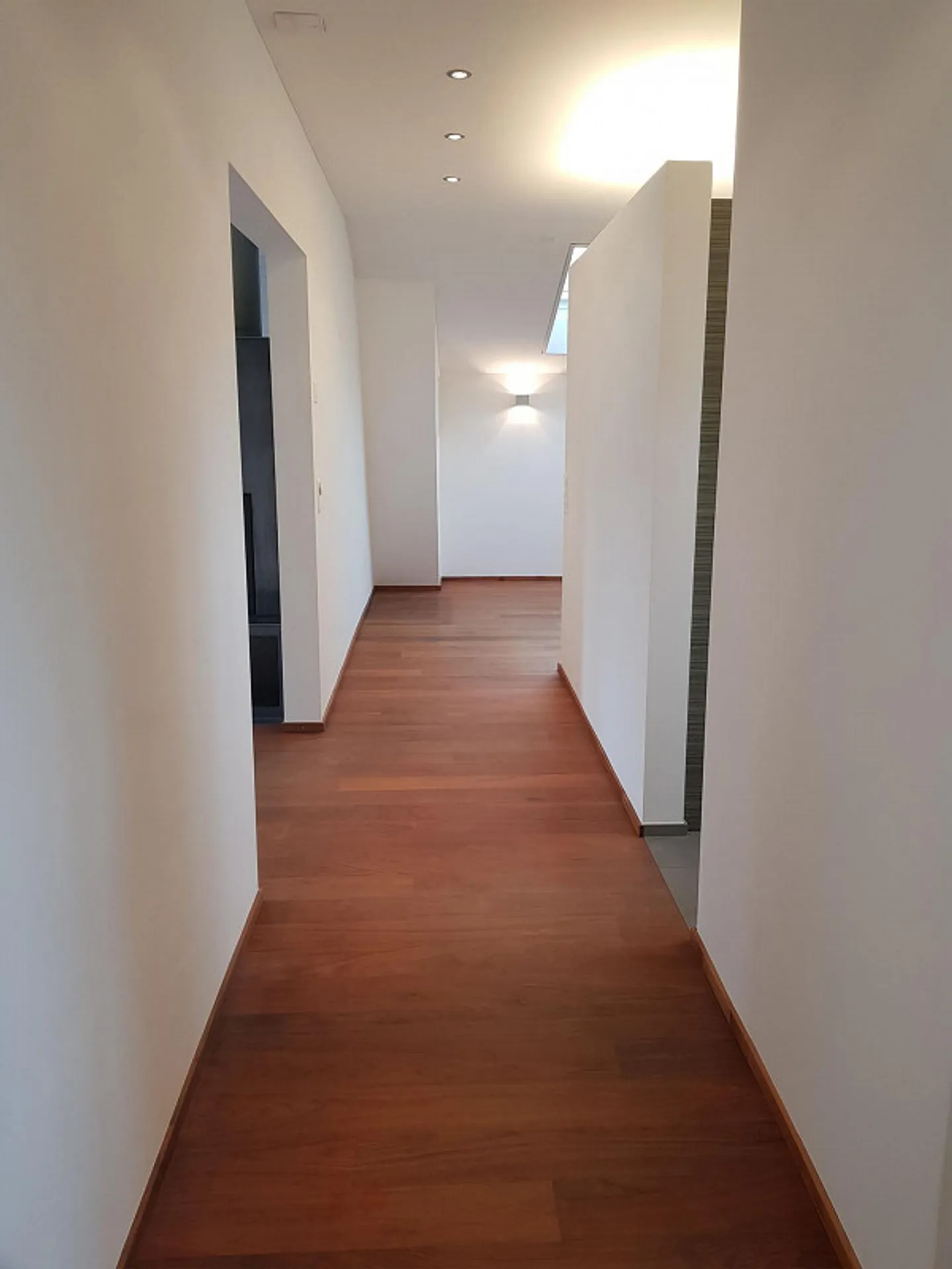 Spacious 2.5-room apartment with balcony in the popular Linden district - Photo 2 of 13