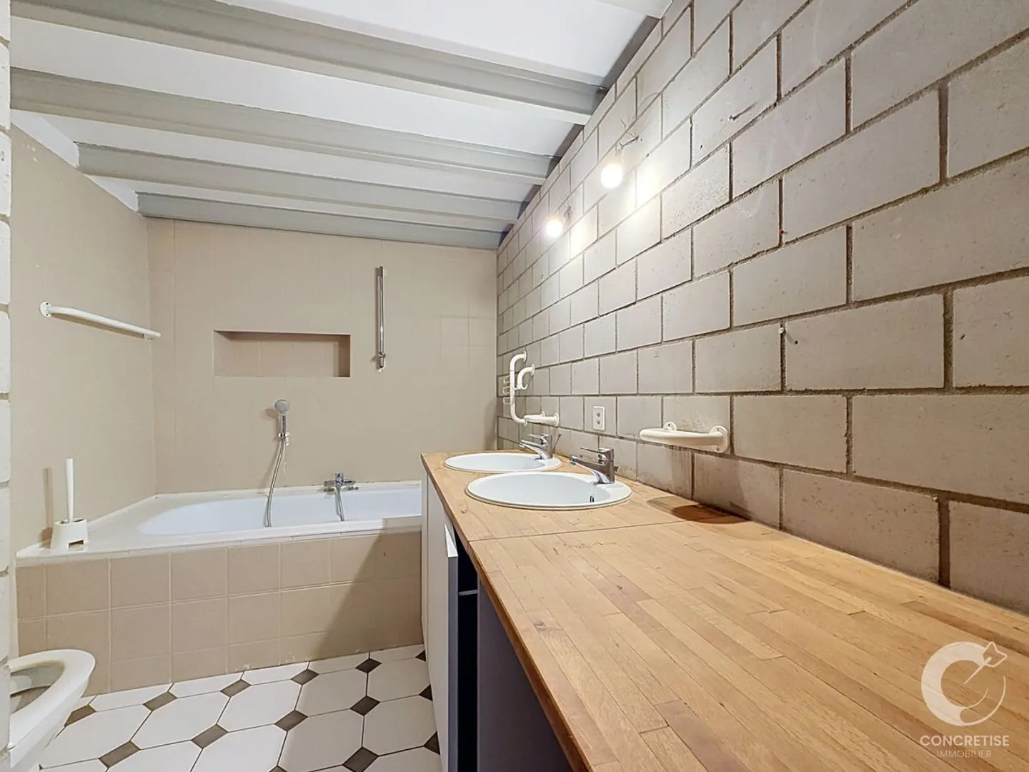 Charming house with great potential - Photo 9 of 10