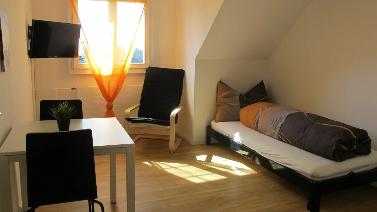 Camera condivisa completamente attrezzata e arredata con TV / Internet - Foto 1 di 5