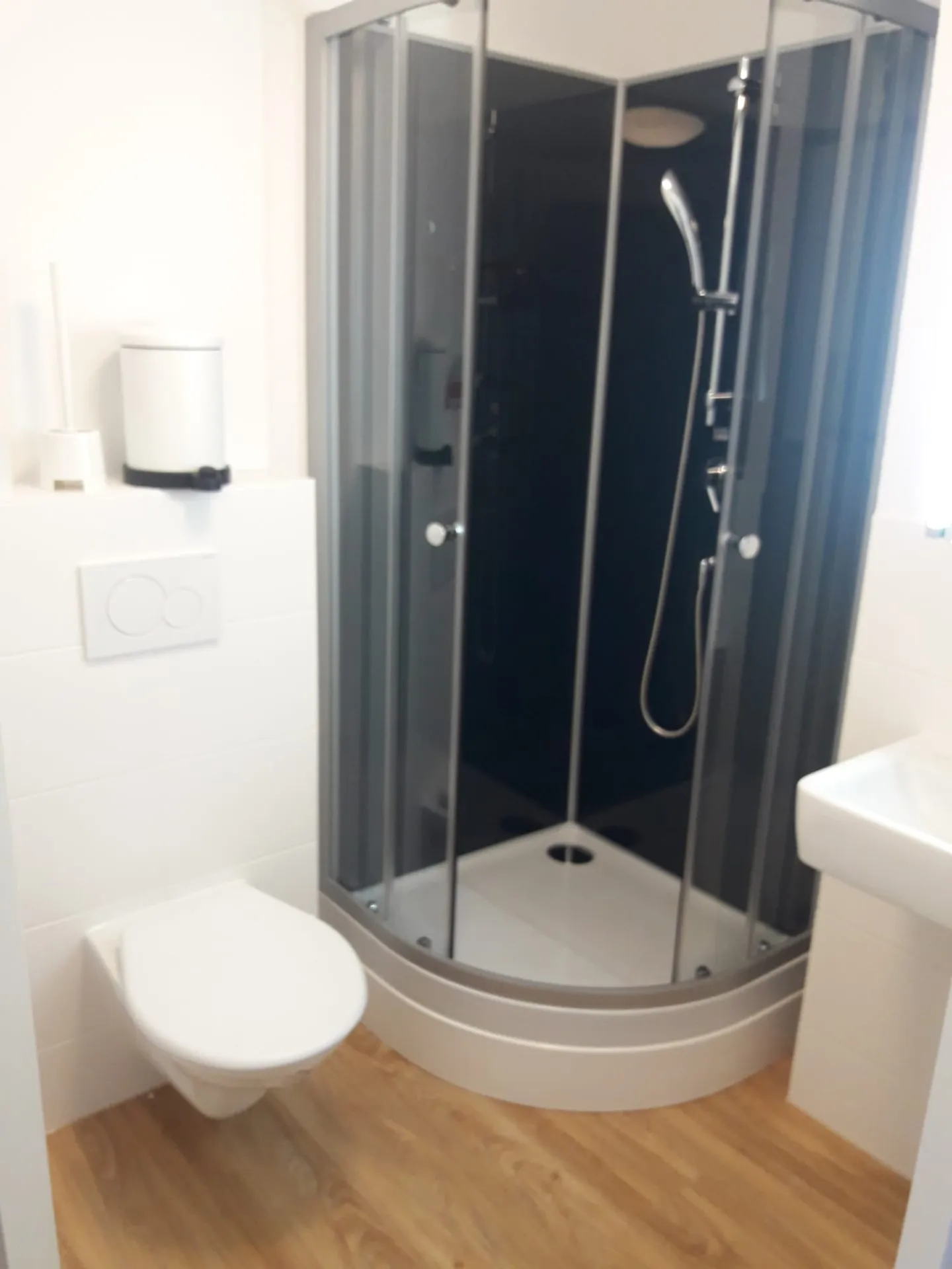 Camera condivisa completamente attrezzata e arredata con TV / Internet - Foto 2 di 5