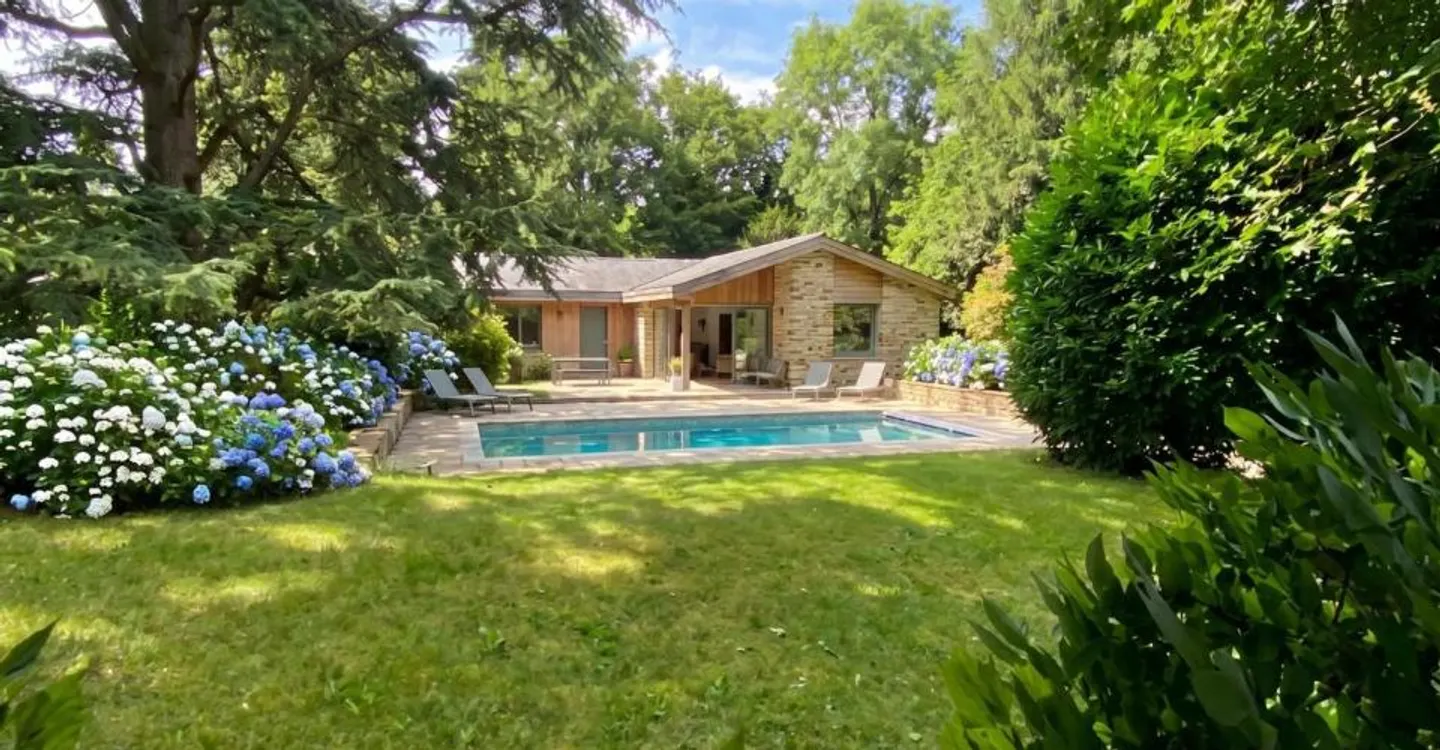 Charming old residence opening onto a green wooded setting - Photo 3 of 3