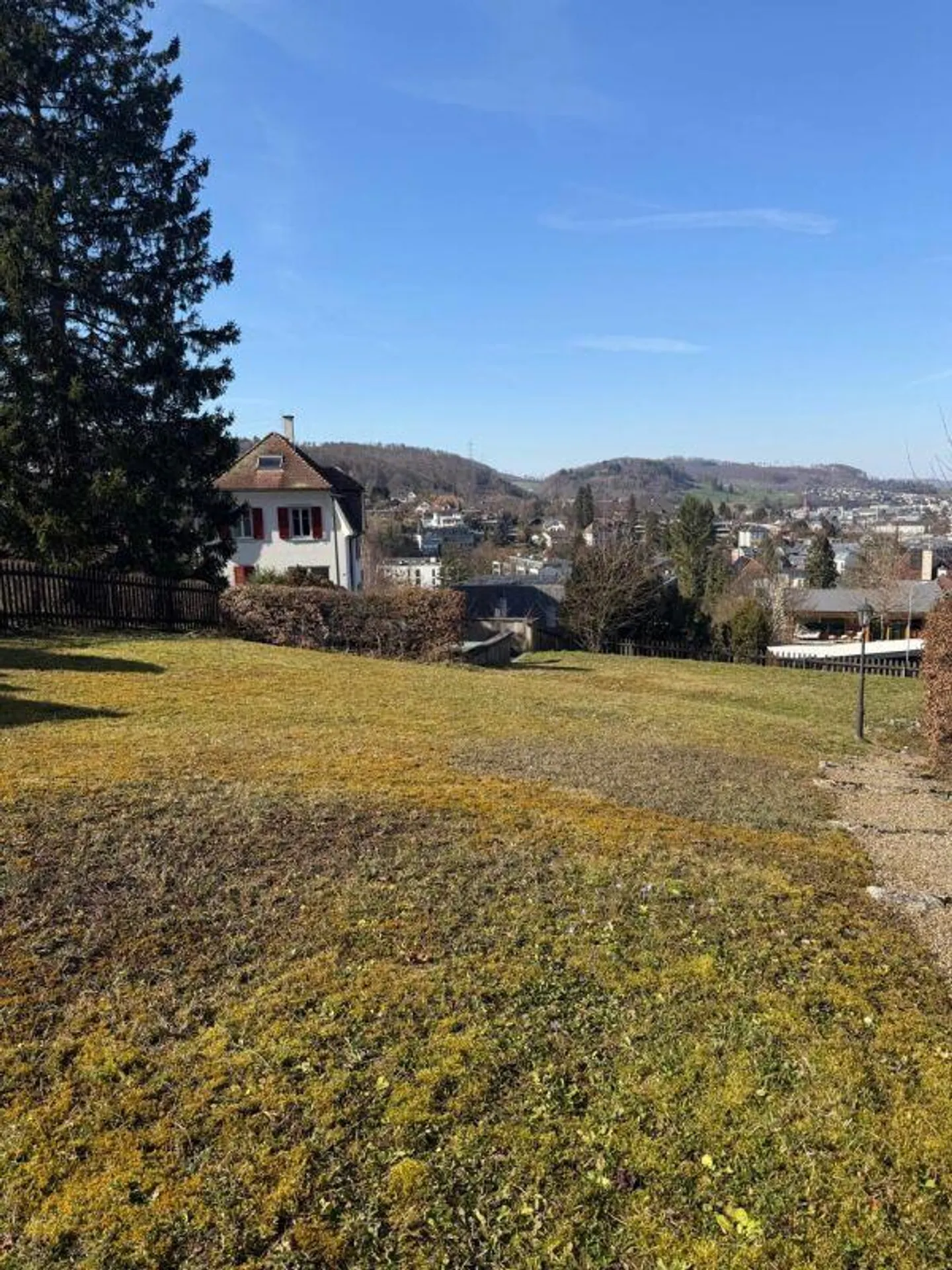 Terreno e casa residenziale - Proprietà con doppio potenziale - Foto 1 di 3