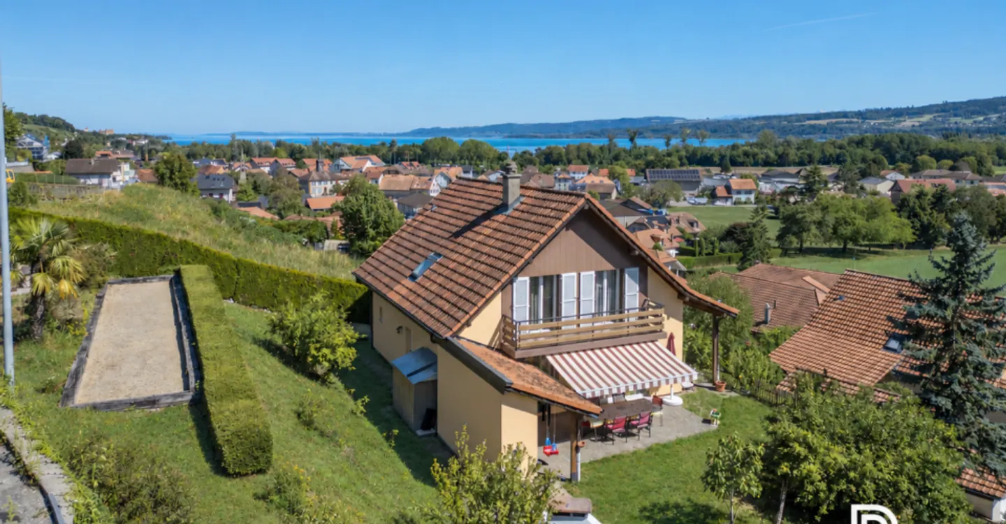 Charming family villa with lake view in Grandson - Photo 1 of 11