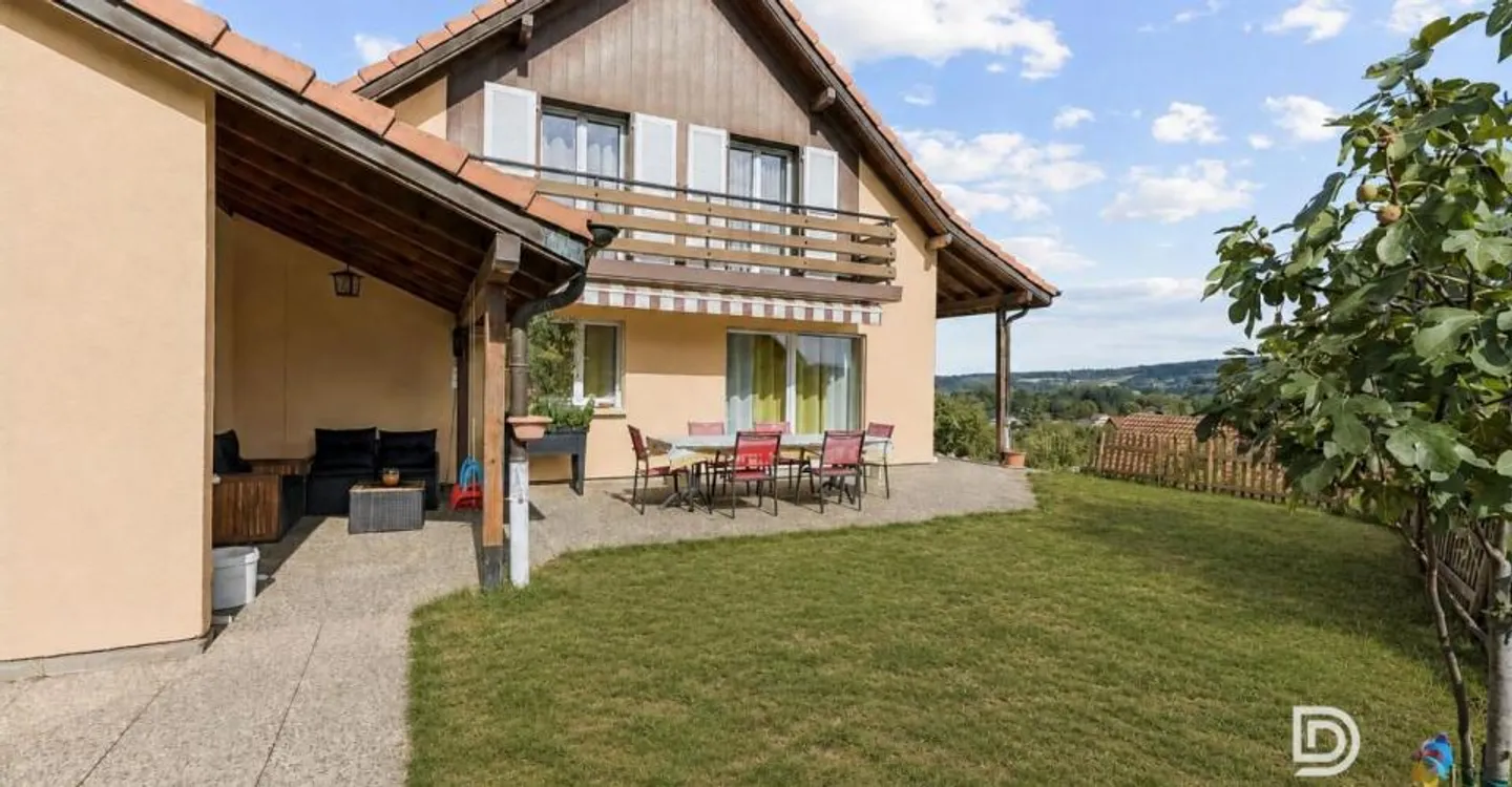 Charming family villa with lake view in Grandson - Photo 9 of 11