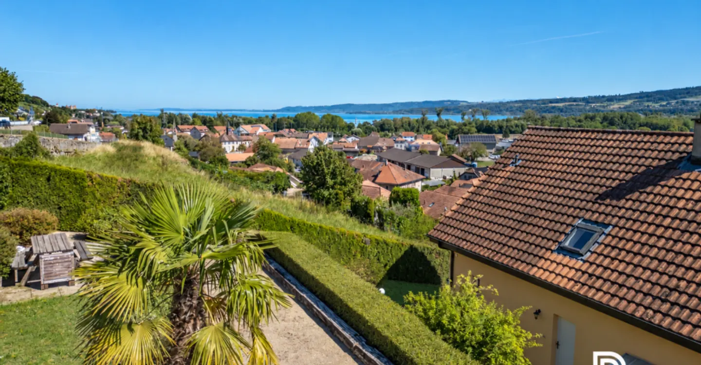Charming family villa with lake view in Grandson - Photo 11 of 11