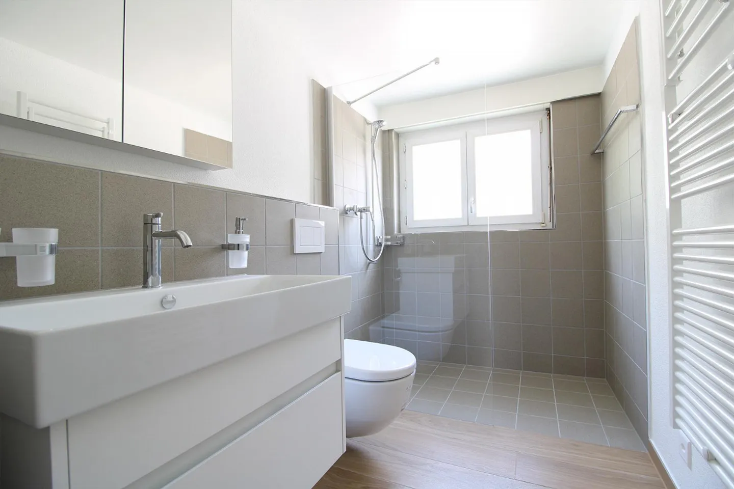 Bella e soleggiata appartamento di 3,5 stanze con balcone - Foto 5 di 12