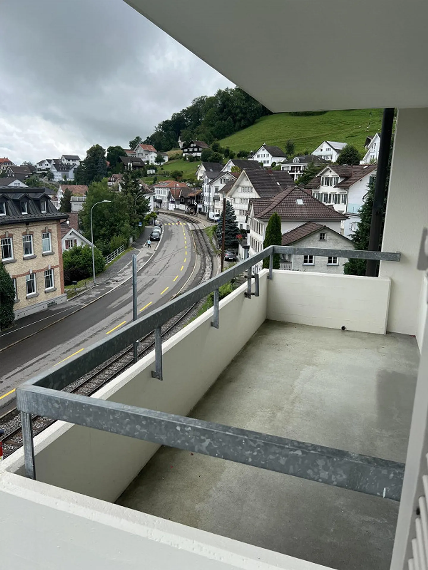 Bella e soleggiata appartamento di 3,5 stanze con balcone - Foto 10 di 12