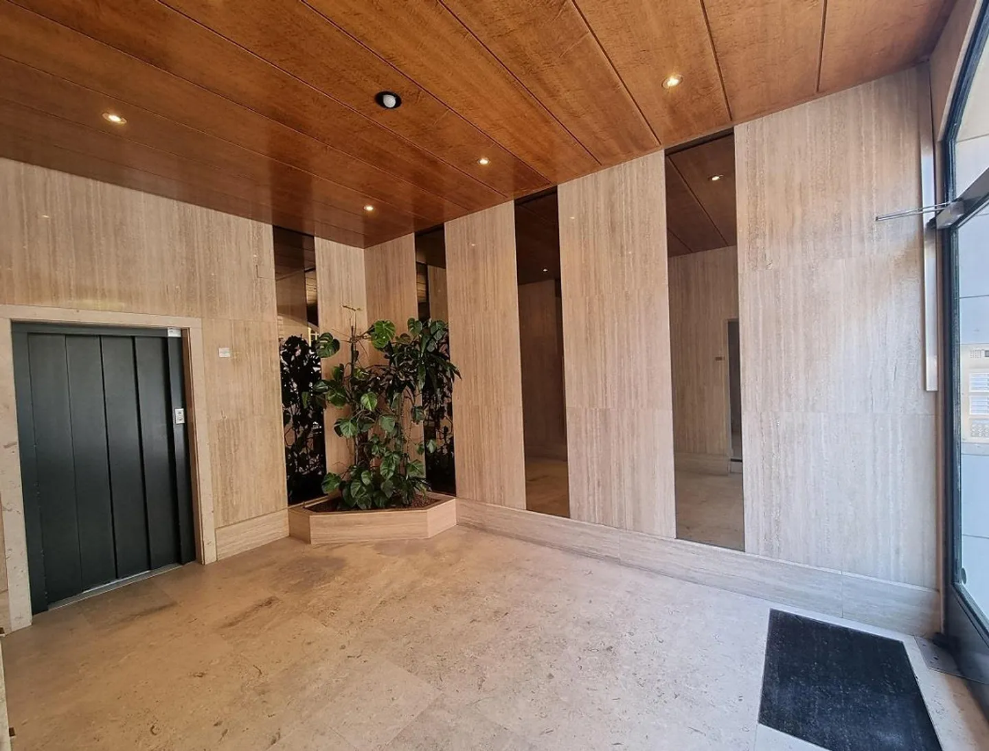 Posizione privilegiata per questa superficie di 244 m2 - Foto 3 di 11