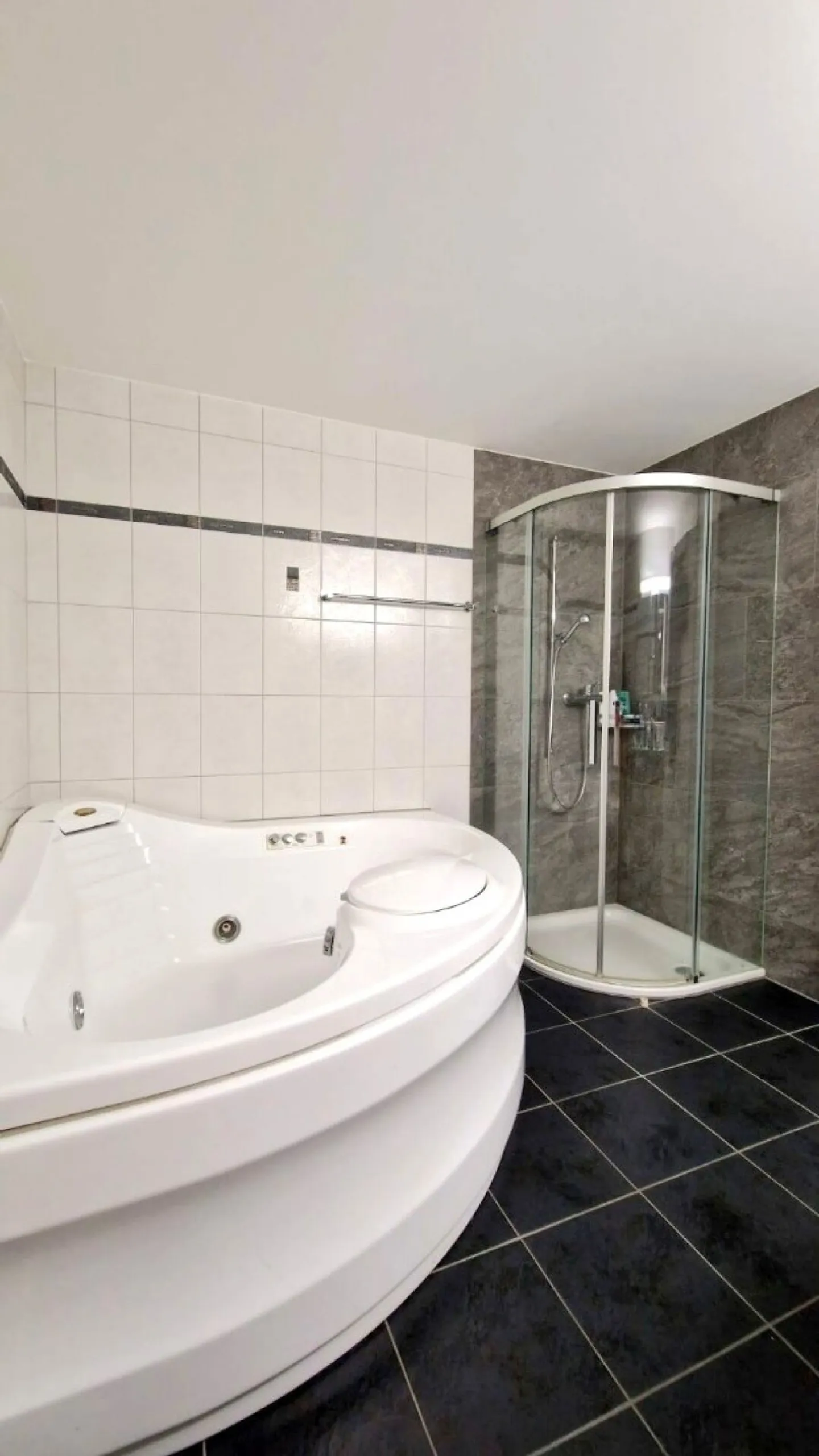 schöne 4.5 Zimmer-Gartenwohnung in Eigentumsstandart sucht Mieter - Foto 6 di 13