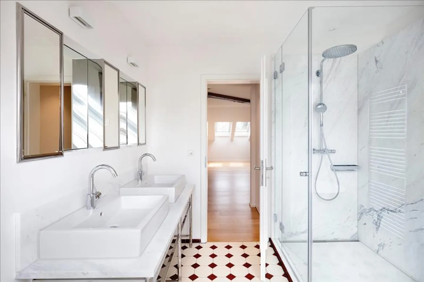 Charmante Attikawohnung in Zürich - Foto 9 von 10