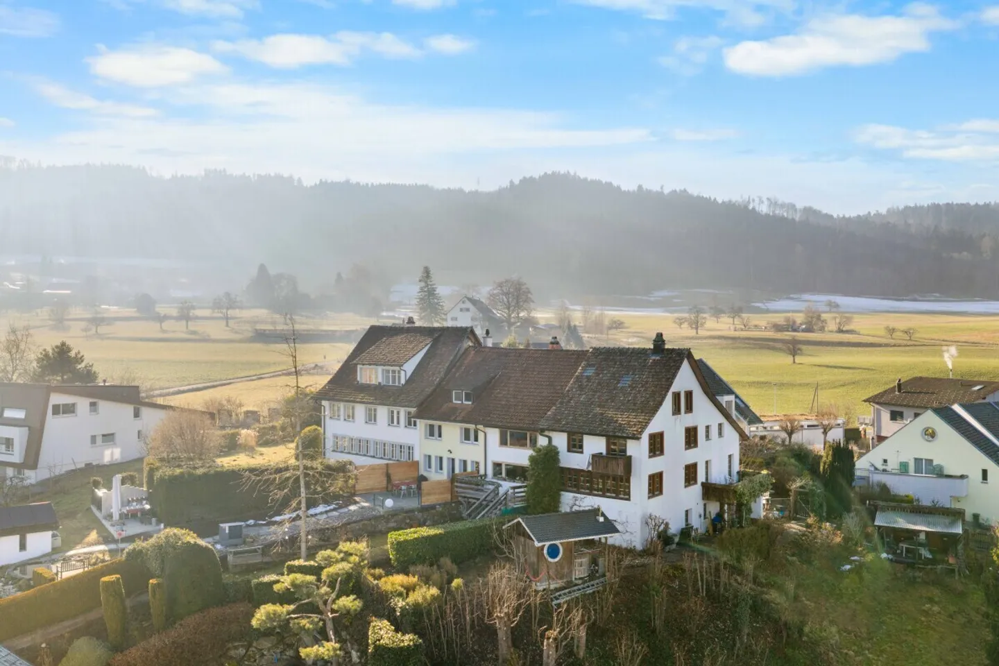 Casa a schiera angolare di 6,5 stanze con vista panoramica, grande giardino e storia - Foto 3 di 12