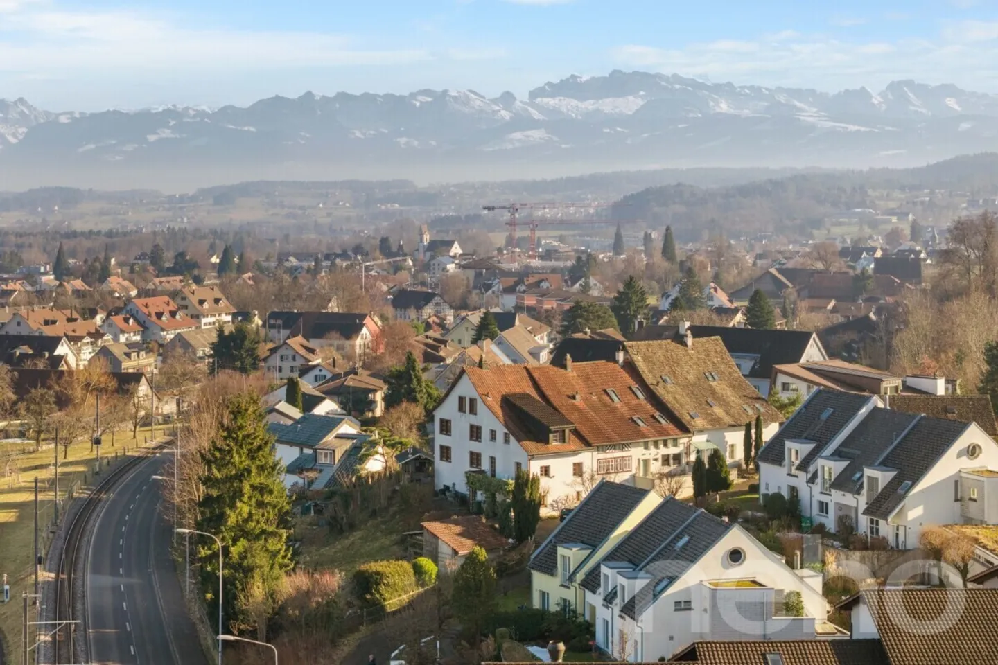 Casa a schiera angolare di 6,5 stanze con vista panoramica, grande giardino e storia - Foto 1 di 12