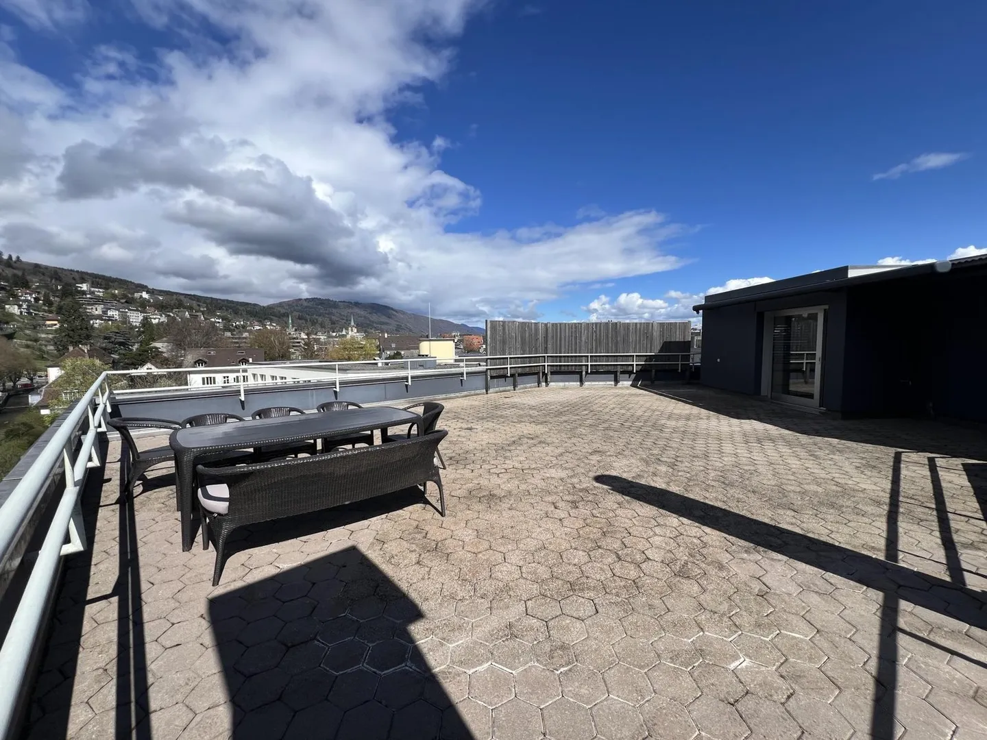 À louer ? Superbe attique avec 6,5 pièces et terrasse panoramique - Photo 2 sur 13