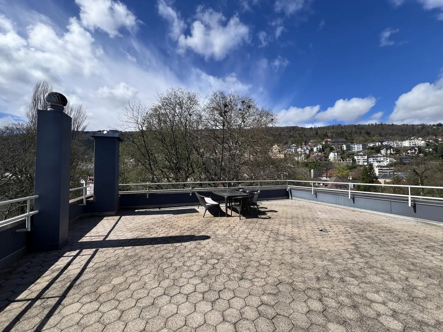 À louer ? Superbe attique avec 6,5 pièces et terrasse panoramique - Photo 1 sur 13