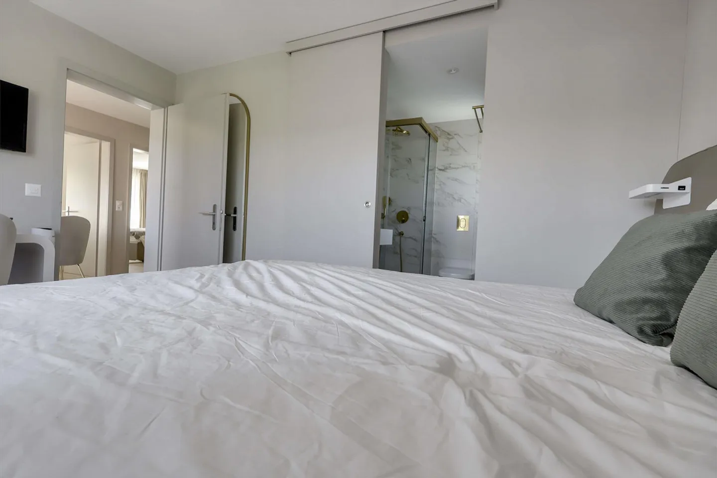 Coliving Apartment with Lake Access - Photo 3 of 9