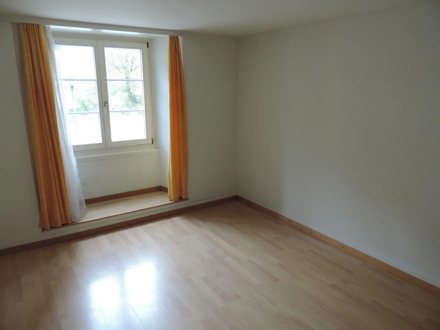 Living in the Town of Uznach - Photo 5 of 9