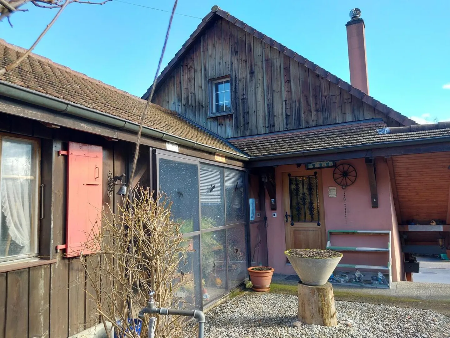 Freistehendes Haus mit Renovierungspotenzial - Foto 1 von 28