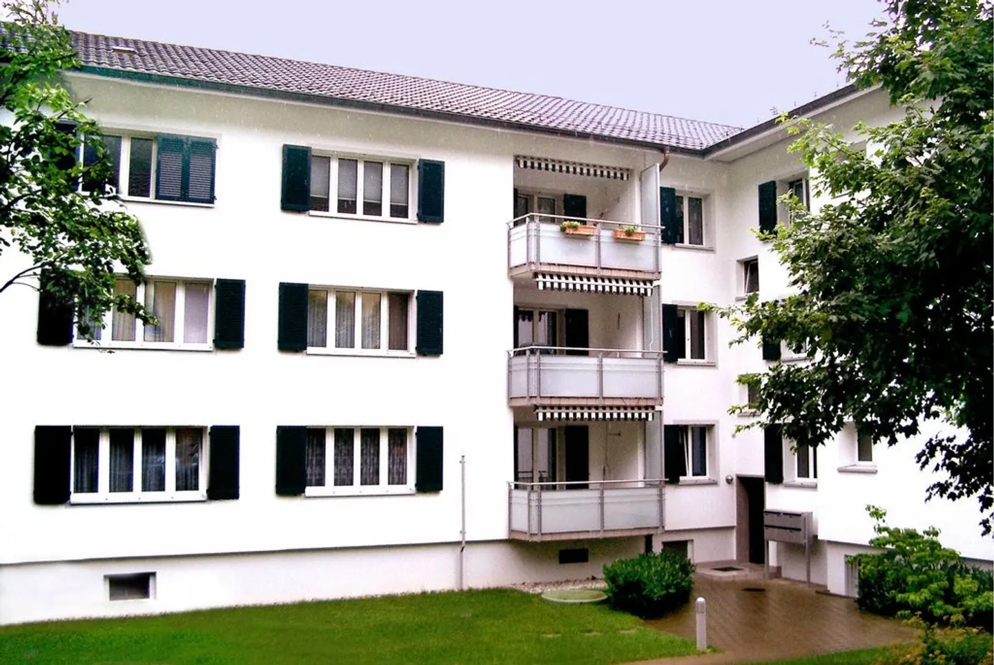 Appartement spacieux de 4,5 pièces dans une propriété bien entretenue à louer - Photo 1 sur 9