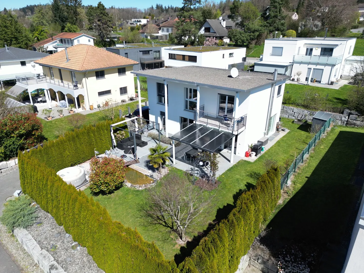Casa unifamiliare moderna in una posizione tranquilla e soleggiata con giardino paradisiaco - Foto 1 di 20