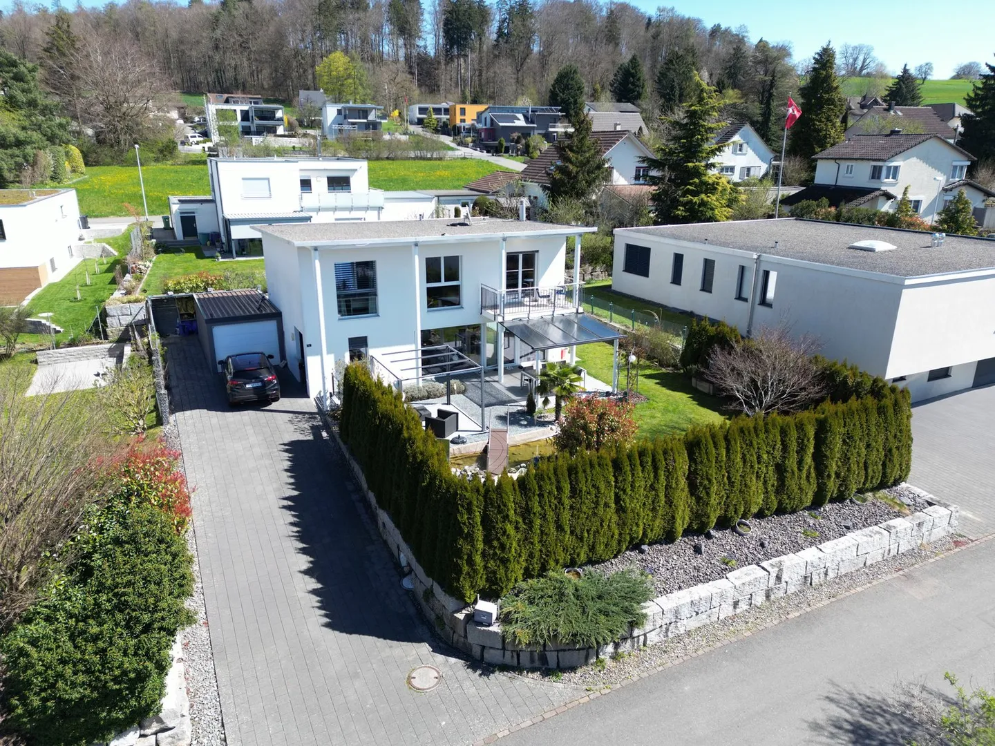 Casa unifamiliare moderna in una posizione tranquilla e soleggiata con giardino paradisiaco - Foto 2 di 20