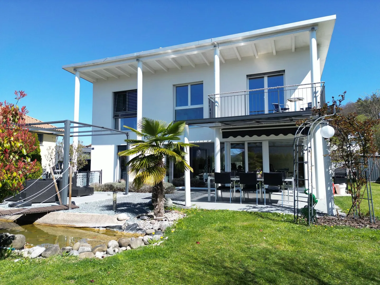 Casa unifamiliare moderna in una posizione tranquilla e soleggiata con giardino paradisiaco - Foto 4 di 20