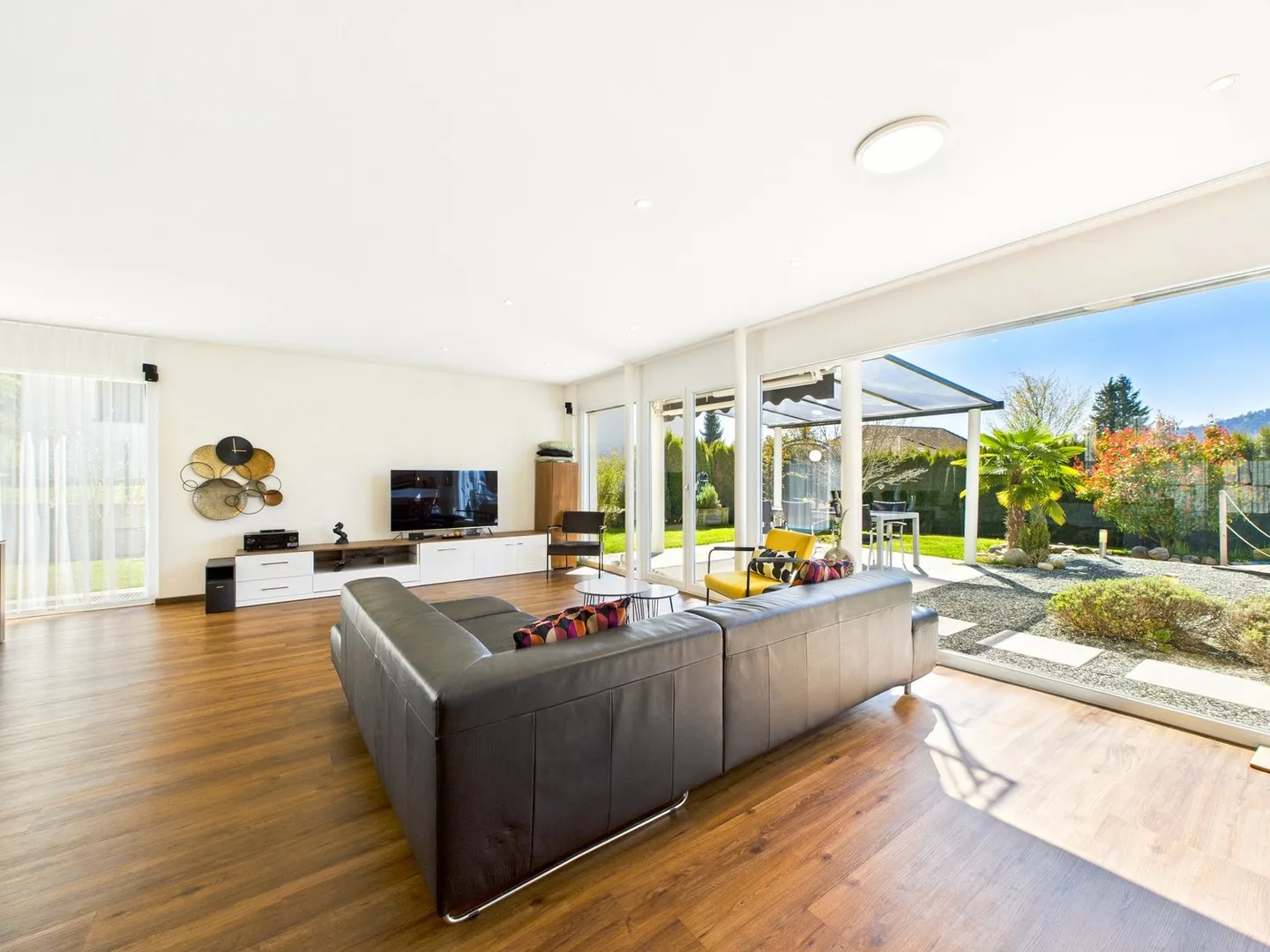 Casa unifamiliare moderna in una posizione tranquilla e soleggiata con giardino paradisiaco - Foto 7 di 20