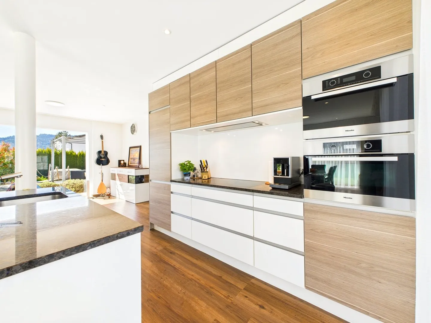 Casa unifamiliare moderna in una posizione tranquilla e soleggiata con giardino paradisiaco - Foto 8 di 20