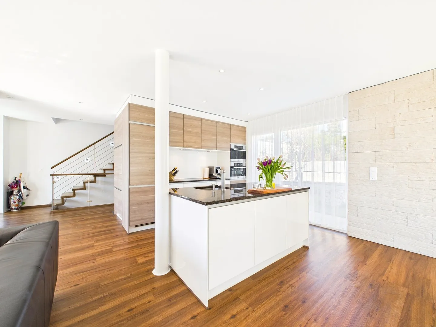 Casa unifamiliare moderna in una posizione tranquilla e soleggiata con giardino paradisiaco - Foto 9 di 20