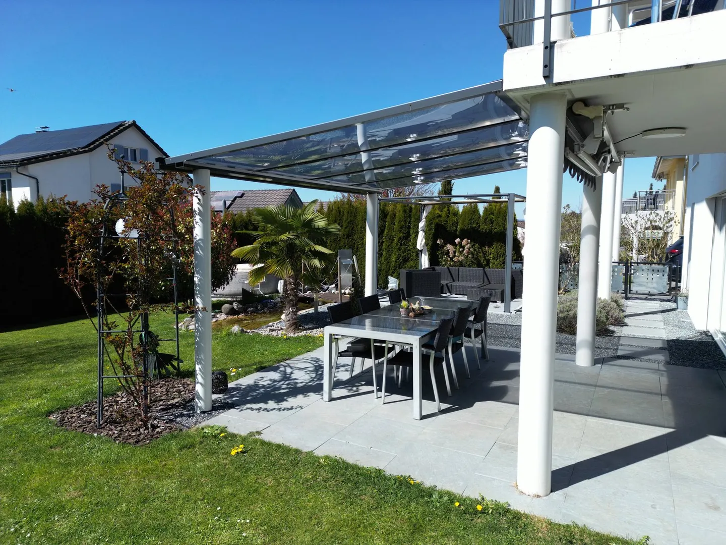 Casa unifamiliare moderna in una posizione tranquilla e soleggiata con giardino paradisiaco - Foto 5 di 20