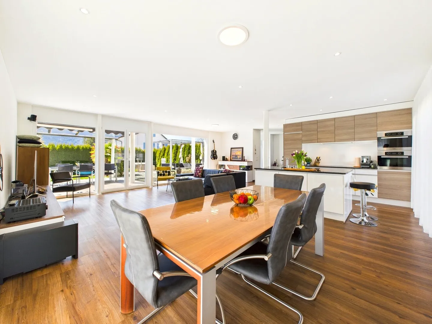 Casa unifamiliare moderna in una posizione tranquilla e soleggiata con giardino paradisiaco - Foto 10 di 20