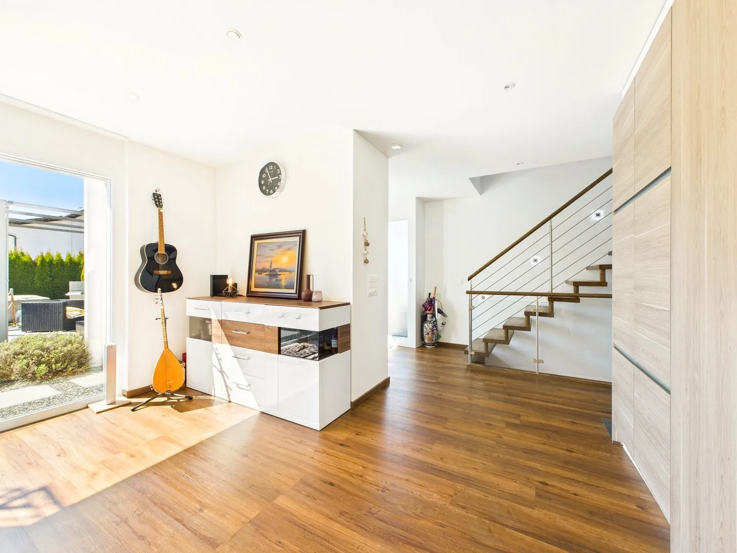 Casa unifamiliare moderna in una posizione tranquilla e soleggiata con giardino paradisiaco - Foto 11 di 20