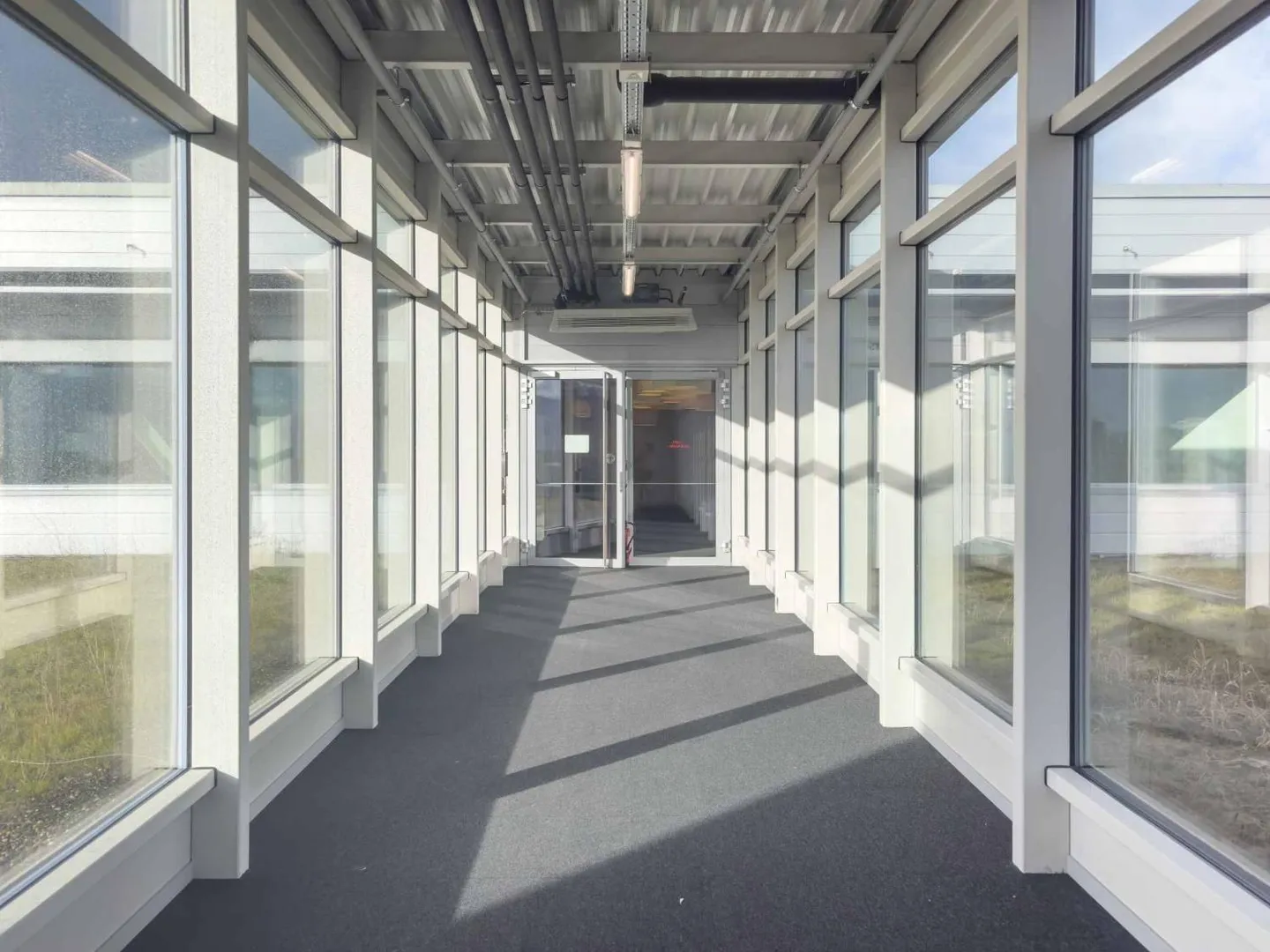 Vernier - Superficie di 903 m2 all'ultimo piano - Edificio IKEA - Foto 3 di 8