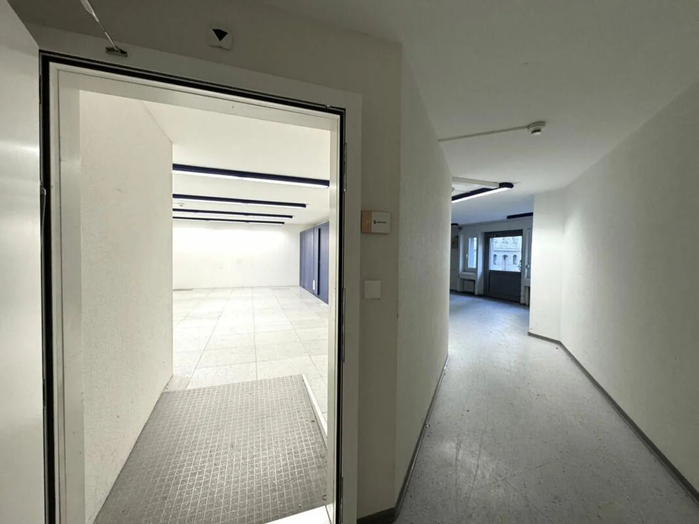 Vielseitiger Raum mit Tageslicht - Foto 9 von 13