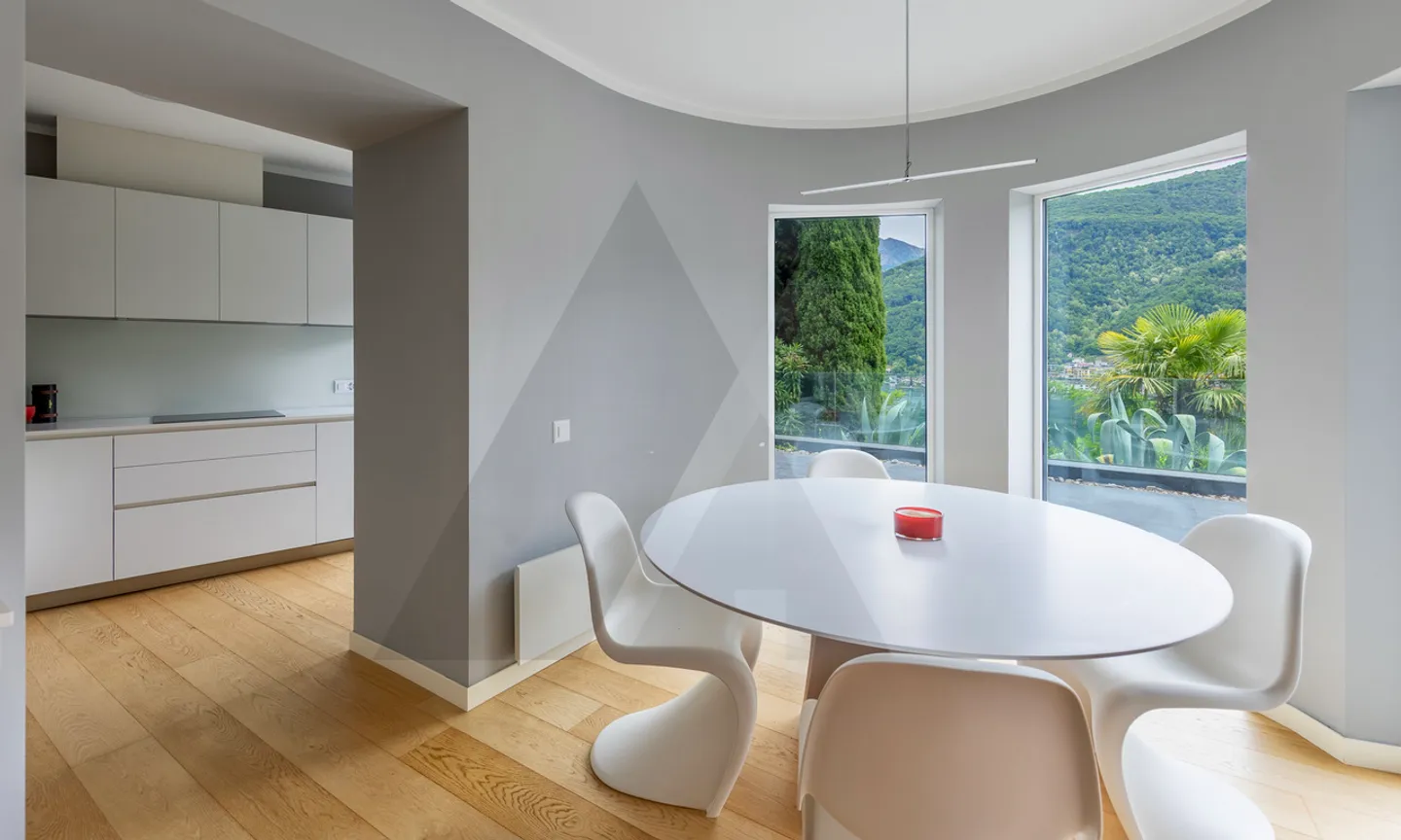 VILLA MODERNE AVEC ZONE BIEN-ÊTRE ET MEUBLES DESIGN - Photo 4 sur 16