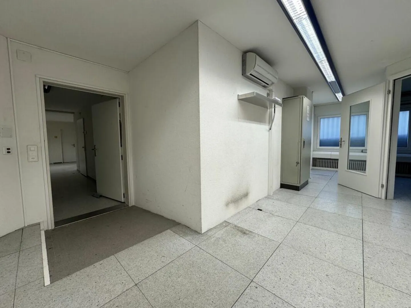 Vielseitiger Raum mit Tageslicht - Foto 8 von 13