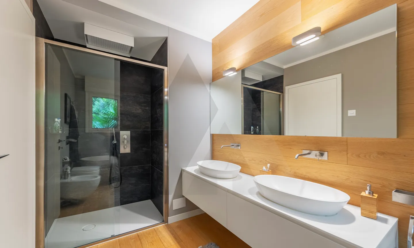 VILLA MODERNE AVEC ZONE BIEN-ÊTRE ET MEUBLES DESIGN - Photo 11 sur 16