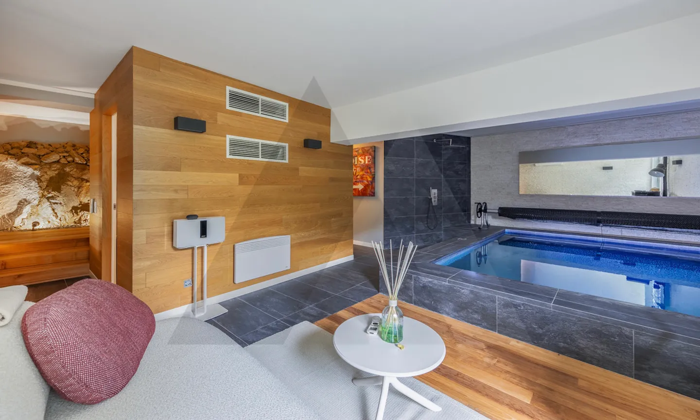 VILLA MODERNE AVEC ZONE BIEN-ÊTRE ET MEUBLES DESIGN - Photo 13 sur 16