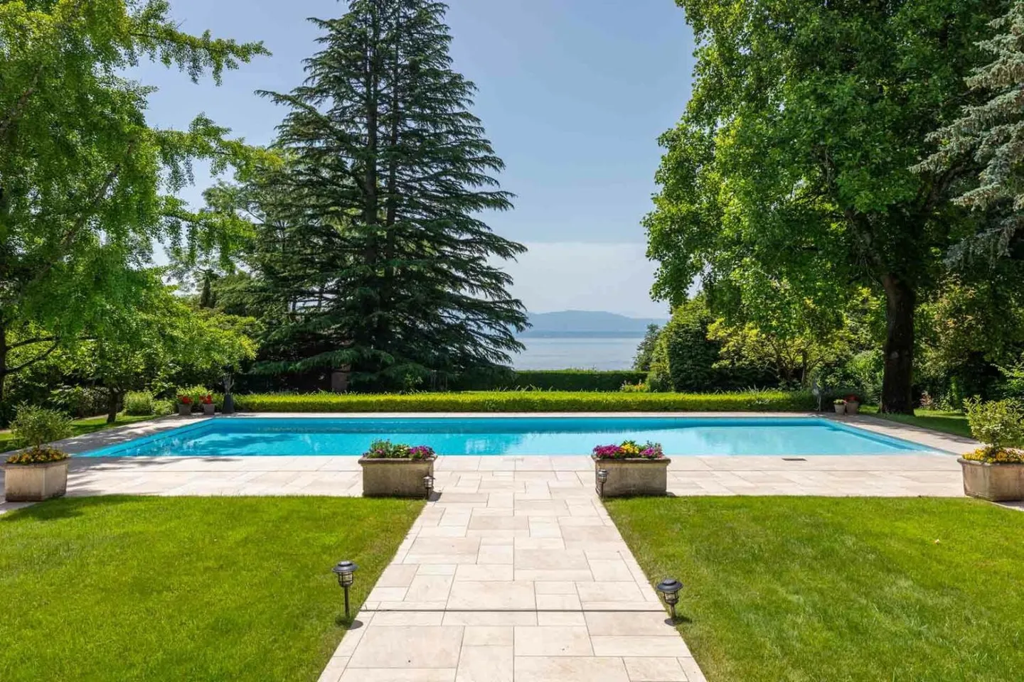 Propriété exclusive et rare avec accès direct à l'eau - Photo 2 sur 13