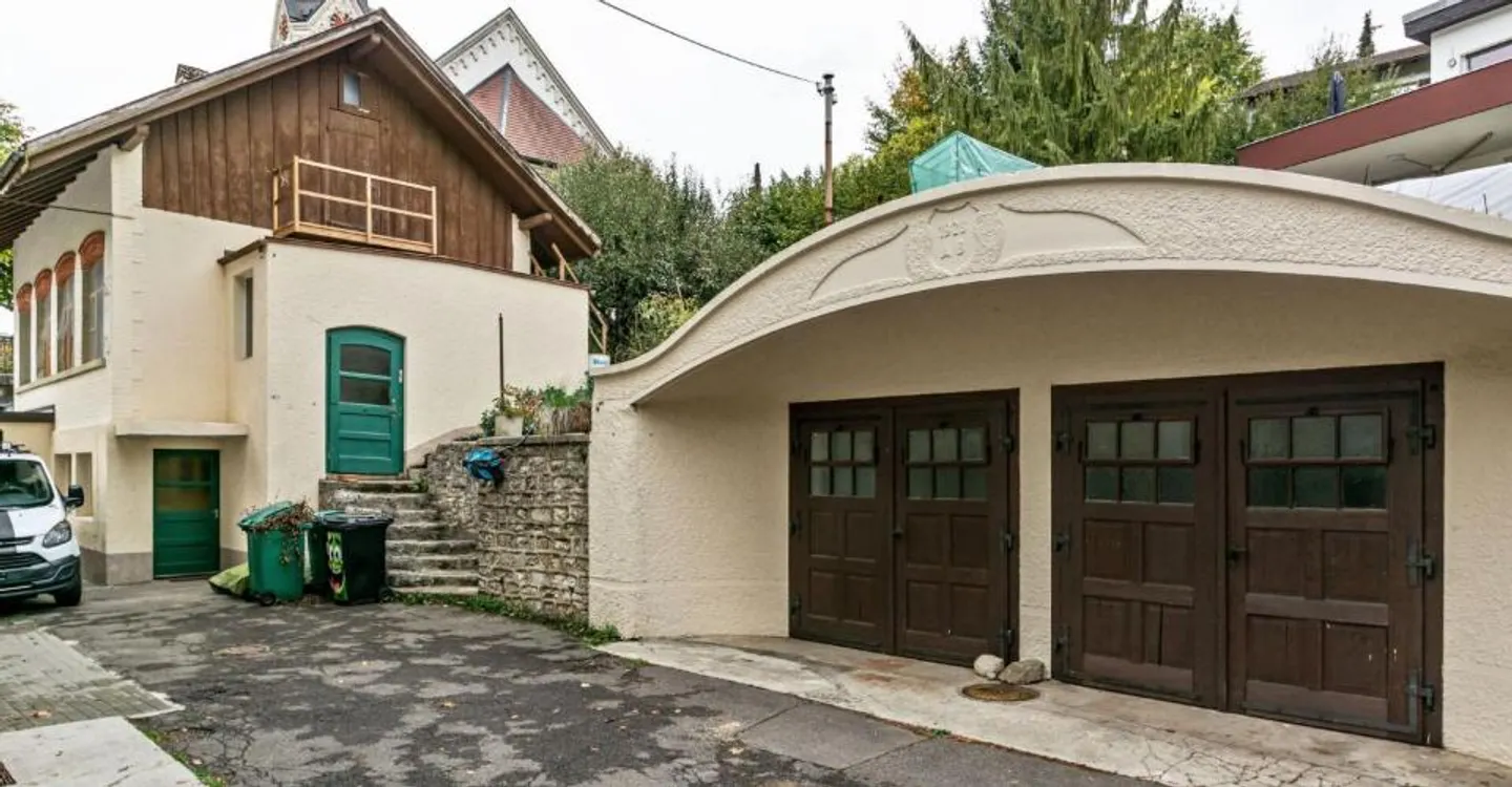Court, large house with 2 apartments, garages and workshop - Photo 13 of 13