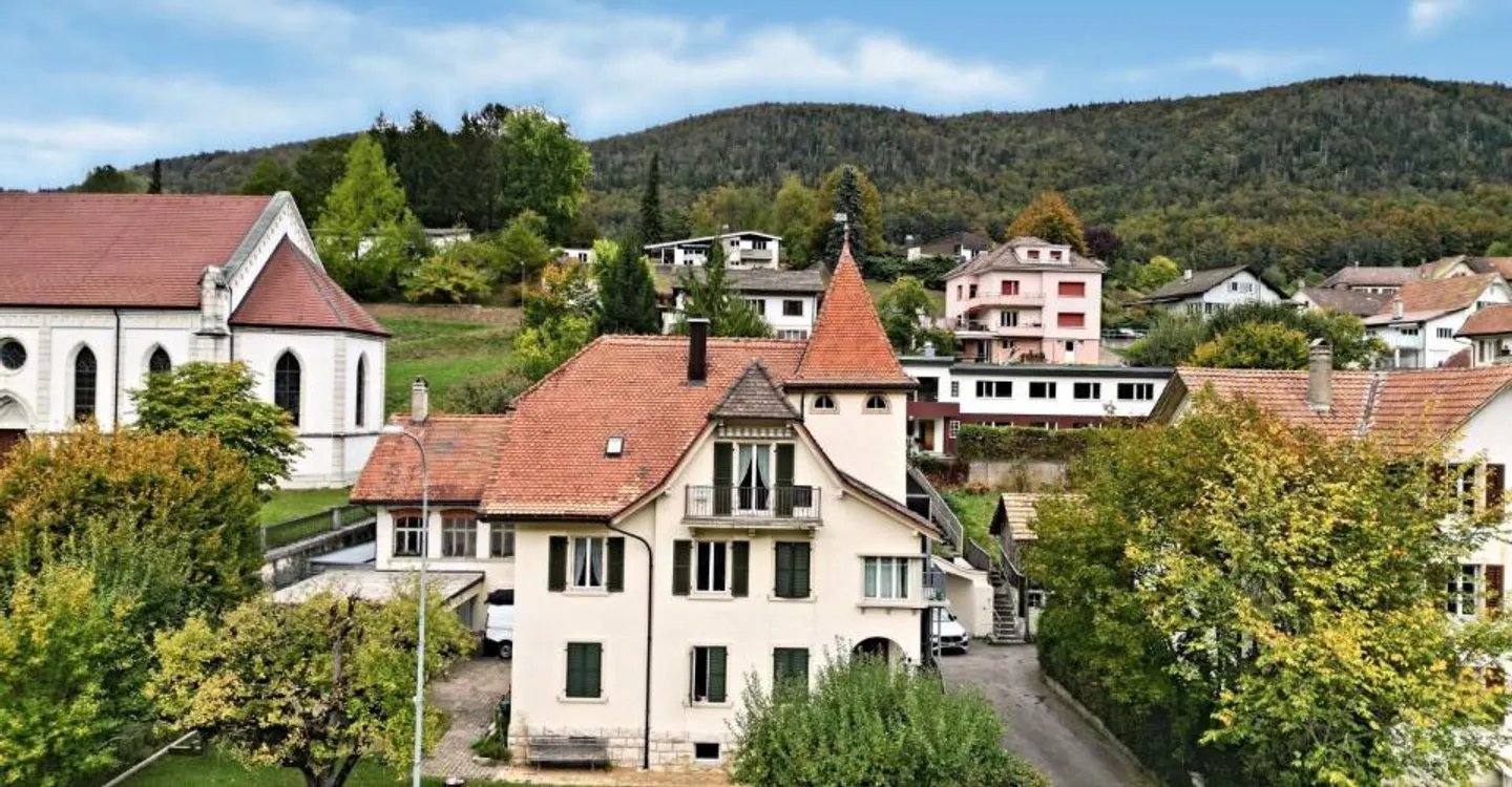 Court, large house with 2 apartments, garages and workshop - Photo 1 of 13