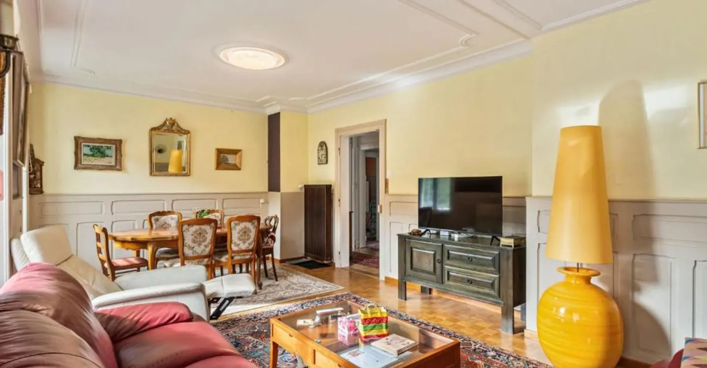 Court, large house with 2 apartments, garages and workshop - Photo 2 of 13