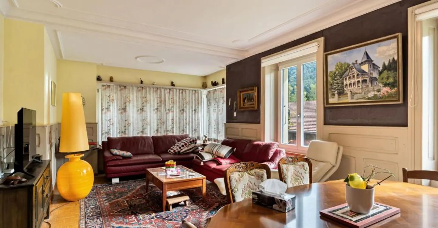 Court, large house with 2 apartments, garages and workshop - Photo 3 of 13