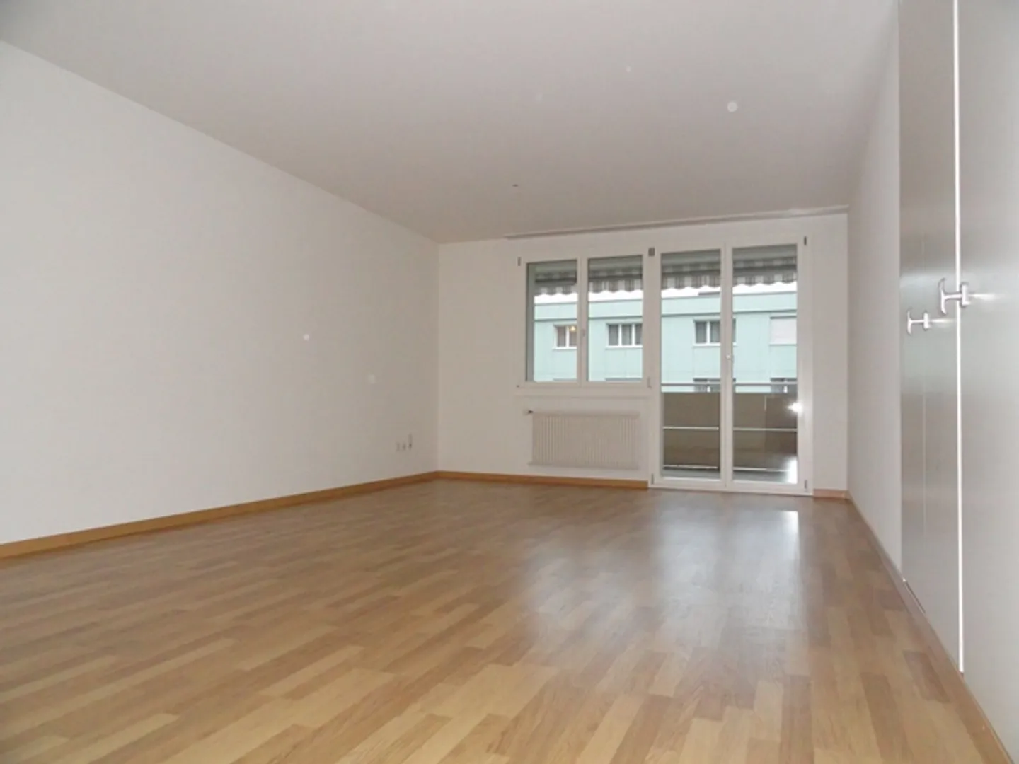 Helle Wohnung mit Balkonen - Foto 2 von 5