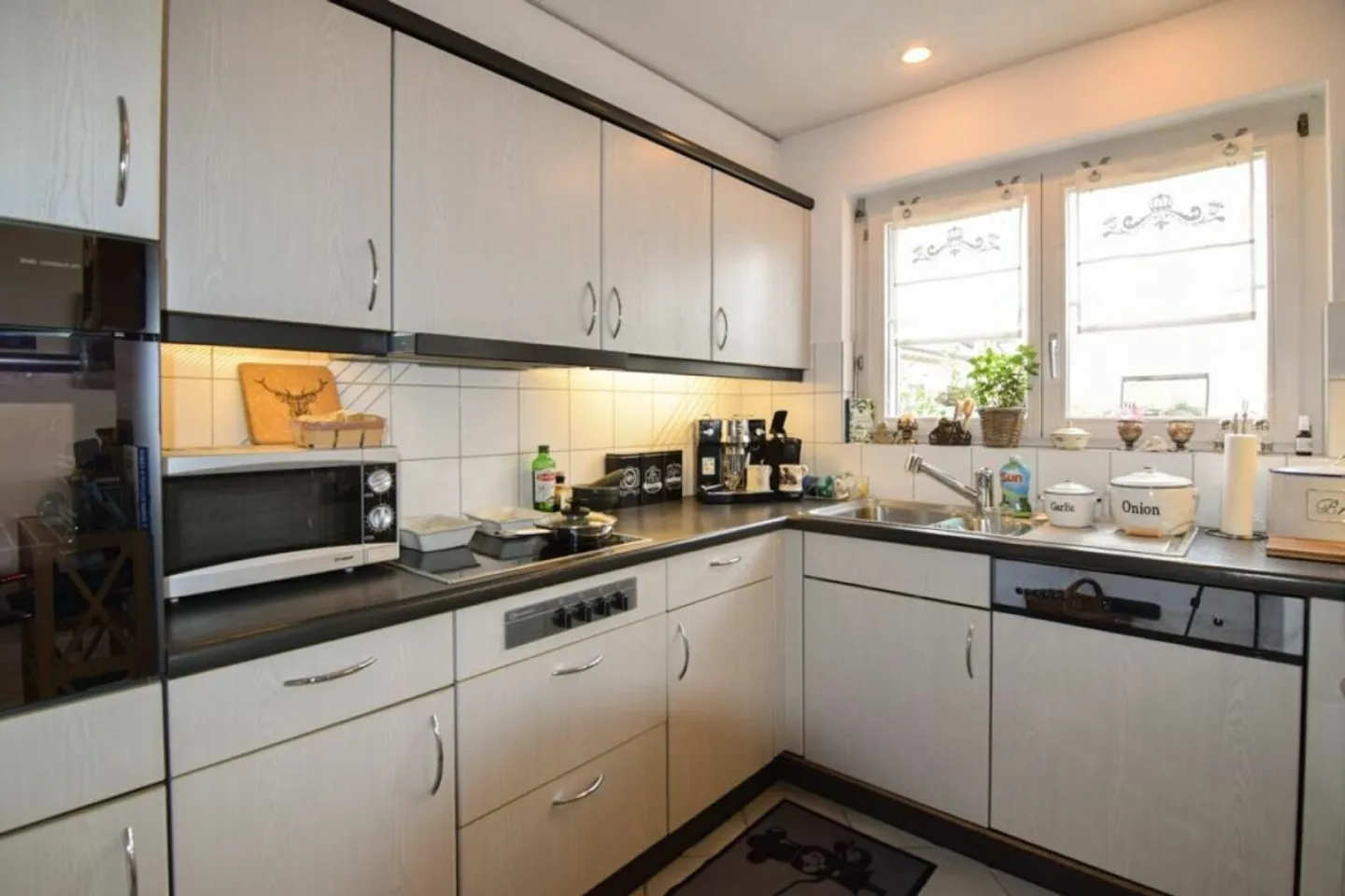 Appartement chaleureux de 4,5 pièces avec cheminée et grand balcon - Photo 4 sur 13