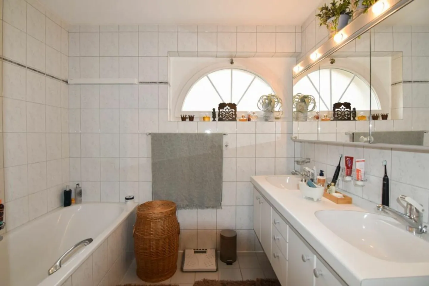 Appartement chaleureux de 4,5 pièces avec cheminée et grand balcon - Photo 6 sur 13