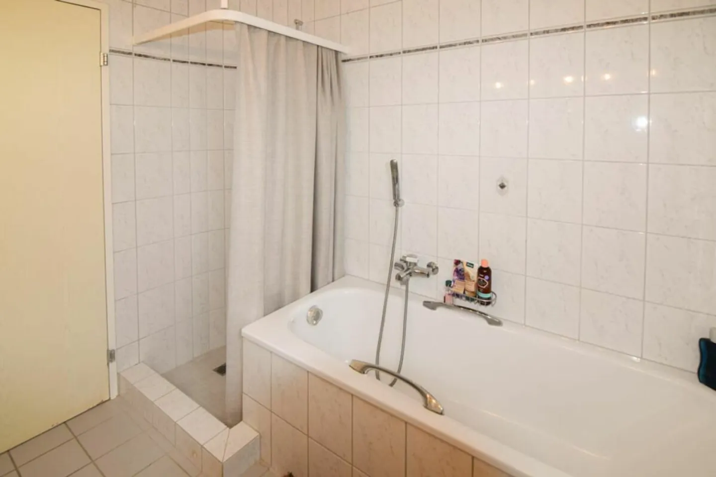 Appartement chaleureux de 4,5 pièces avec cheminée et grand balcon - Photo 7 sur 13