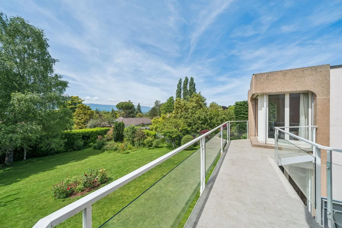 Magnificent Villa in the heart of a 1500m2 garden - Photo 1 of 18