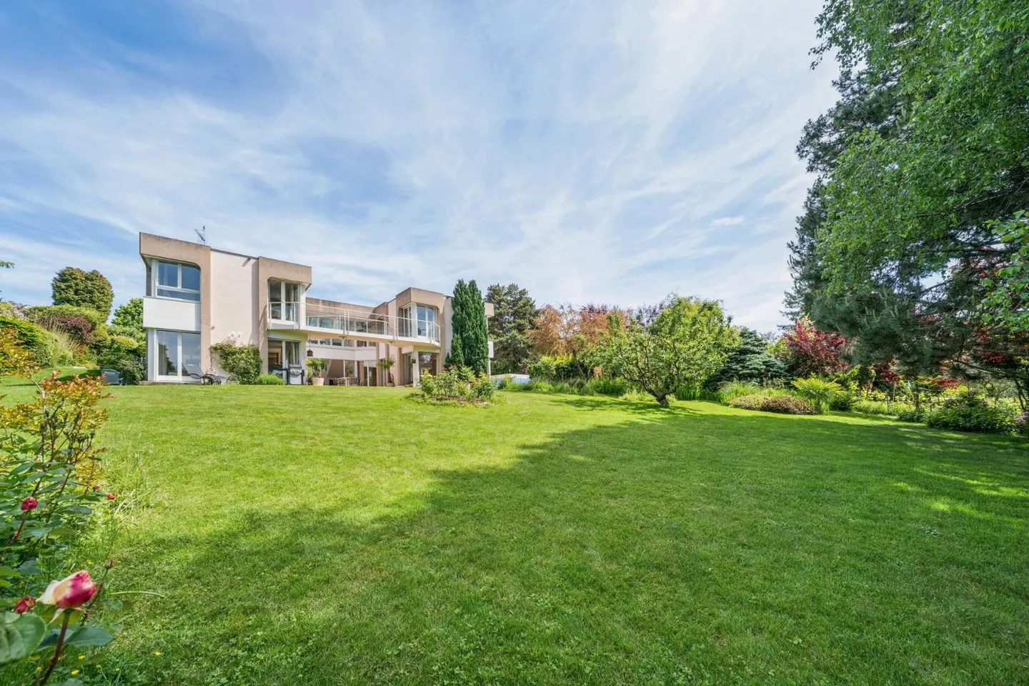 Magnificent Villa in the heart of a 1500m2 garden - Photo 2 of 18